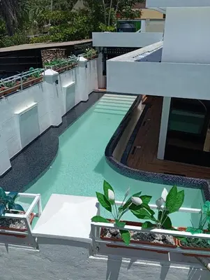 a pool of green water with plants on a building at Villa fantastica Pool privada y centrica in Las Terrenas