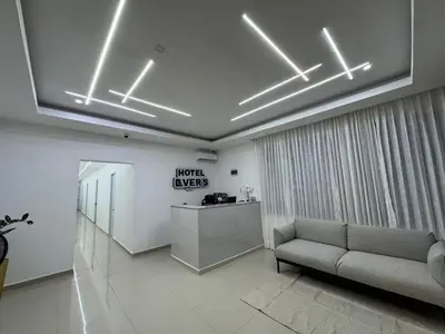 a lobby with a couch and a reception desk at Hotel Evers in Azua
