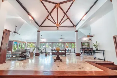 an open living room with a vaulted ceiling at Comfortable villa with garden view and 3 bedrooms in Cajuiles