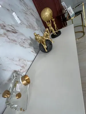 a table with two gold items on top of it at Apartamento acogedor en Santo Domingo este in Hainamosa