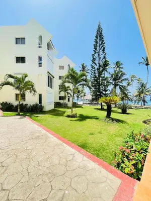 a park with palm trees and a building at vista paraiso del mar in Villas del Mar