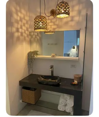a bathroom with a sink and a mirror at Villa Leon Azul in La Iglesia