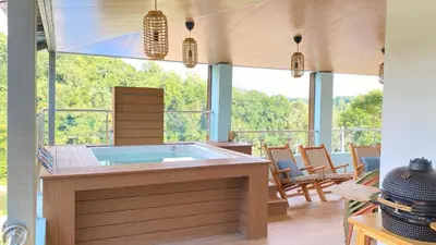 a jacuzzi tub in a room with windows at Villa Mis Núñez