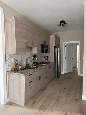 a kitchen with wooden floors and a counter top at Encuentro Vaquero in Jarabacoa