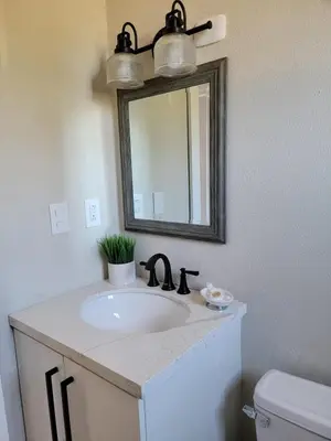 a bathroom with a sink and a mirror at Encuentro Vaquero in Jarabacoa