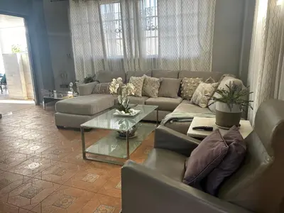 a living room with a couch and a table at Casa Villa para grupos grandes in Ciruelitos Arriba