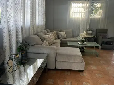 a living room with a couch and a table at Casa Villa para grupos grandes in Ciruelitos Arriba