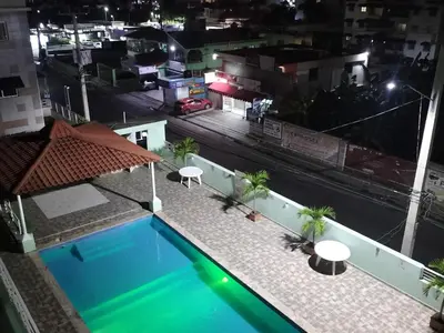 a view of a swimming pool at night at Apartamento con tres habitaciones, piscina y parking techado gratis in Juan López