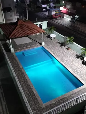 an overhead view of a blue swimming pool at Apartamento con tres habitaciones, piscina y parking techado gratis in Juan López