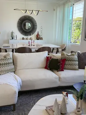 a living room with a white couch and a table at Moderno y Acogedor Apartamento detrás del Homs in Santiago de los Caballeros