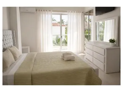 a bedroom with a large bed with a large window at Apartement cosy et lumineux in Cuevas