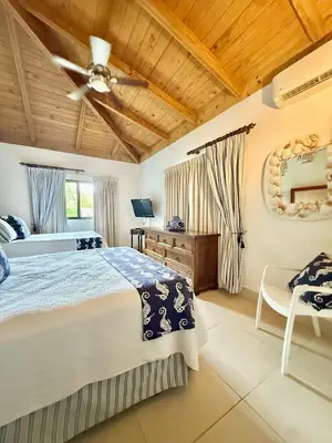 a bedroom with a bed and a ceiling fan at Hermosa y acogedora Villa en Casa de Campo in La Romana