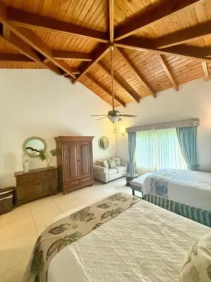 a bedroom with two beds and a ceiling at Hermosa y acogedora Villa en Casa de Campo in La Romana
