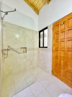 a bathroom with a shower and a glass door at Hermosa y acogedora Villa en Casa de Campo in La Romana