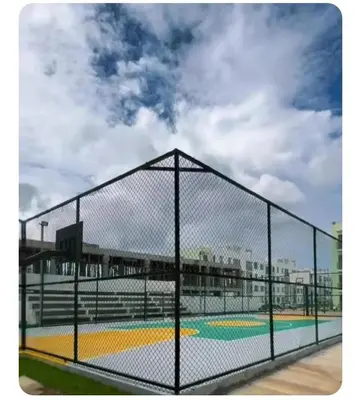 a tennis court behind a chain link fence at Apartamento cerca del aeropuerto y la playa in San Isidro