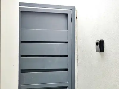 a blue door on a white wall with a doorhandle at Mini Hogar Céntrico in Santiago de los Caballeros