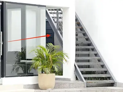 a plant in a pot next to a staircase at Mini Hogar Céntrico in Santiago de los Caballeros