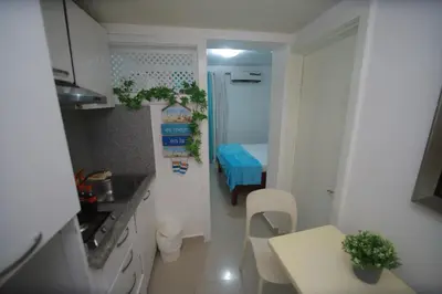 a small room with a kitchen and a bedroom at El Mar Azul Franchecis hostal in Juan Dolio