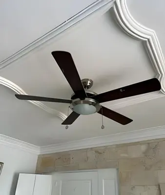 a ceiling fan on a white ceiling at Los Corales Moderno Apto: Piscina y Playa 10 min in Punta Cana