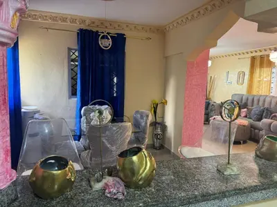 a living room with a table and some chairs at Recidencial Laurel in Baní