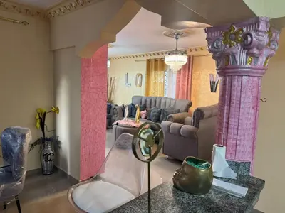 a living room with a couch and a column at Recidencial Laurel in Baní