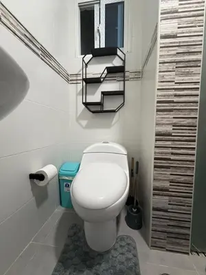 a bathroom with a white toilet and a window at Apartamento de lujos Avenida España