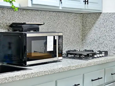 a microwave oven sitting on top of a kitchen counter at Padres Las Casa in Santiago de los Caballeros