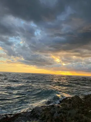 a view of the ocean with a cloudy sky at Apartamento frente al Mar y Piscina in Juan Dolio