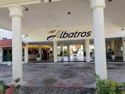 a building with a sign that reads lblos at Residencias Turísticas Espinosa in Villas del Mar