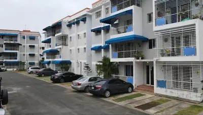 a row of cars parked in front of a building at Filadelfia II in La Grúa