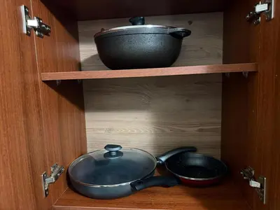 a pot and a pan in a wooden cabinet at Filadelfia II in La Grúa