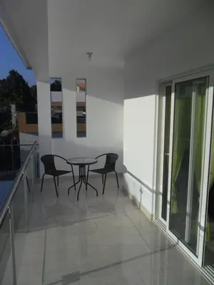 a patio with a table and chairs on a balcony at Centro de Santiago in Santiago de los Caballeros