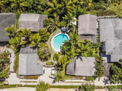 an overhead view of a pool at a resort with palm trees at Résidence Villas Les Hibiscus in Las Terrenas