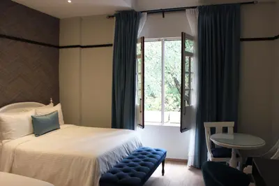 a bedroom with a bed and a window and a table at Hotel Conde de Penalba in Santo Domingo