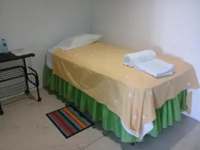 a small table with two towels on top of it at Hostel Quintonido in Jarabacoa