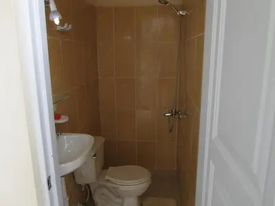 a bathroom with a toilet and a sink and a shower at Villa Mambo in Patrana
