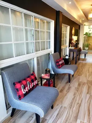 a living room with two chairs and a couch at Hotel Santa Clara in San Fernando de Monte Cristi
