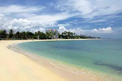 a view of the beach in front of a resort at Cerca del Mar, Obelisco Hembra y Zona Colonial in Santo Domingo