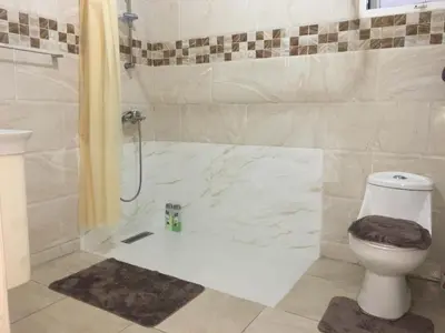 a bathroom with a shower with a toilet and a tub at Cerca del Mar, Obelisco Hembra y Zona Colonial in Santo Domingo