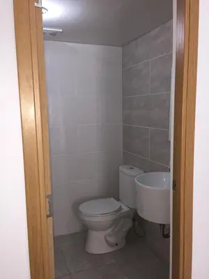 a bathroom with a toilet and a sink at Mirador Colonial, en el Residencial Riviera Colonial in Santo Domingo