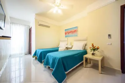 a hotel room with two beds in a room at Hotel Shakey in Santo Domingo
