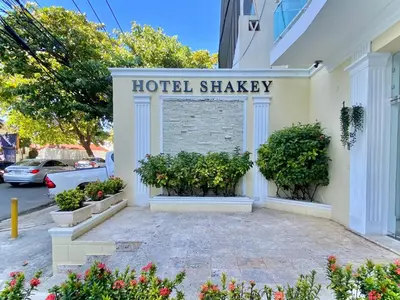 a hotel shaker sign on the side of a building at Hotel Shakey in Santo Domingo