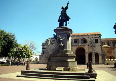 a statue of a man standing in front of a building at Estancia Riviera Colonial I in Santo Domingo