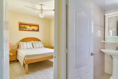a small bedroom with a bed and a sink at Parco del Caribe in Boca Chica