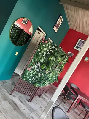 a room with a bench and a large plant at Hotel Loro Tuerto in Santa Cruz de Barahona