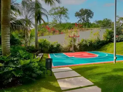 a basketball court in a garden with a basketball hoop at Paraiso de verano in Santiago de los Caballeros
