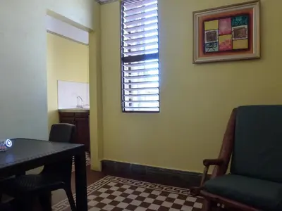 a waiting room with a table and a window at Residencial La Fonte in Santo Domingo