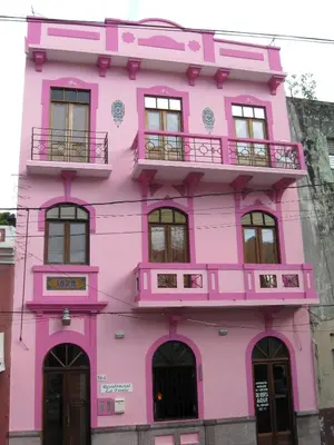 a pink building with a balcony at Residencial La Fonte in Santo Domingo