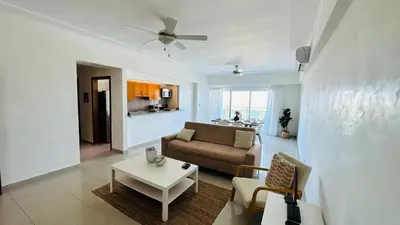 a living room with a couch and a table at Blue Boat Lindo Apartamento en Playa Juan Dolio in Juan Pedro