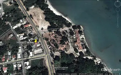 an overhead view of a road next to the water at Hotel Caribe in Santa Cruz de Barahona